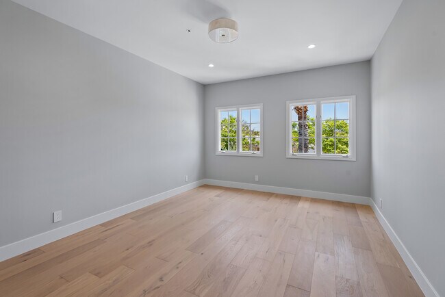 bedroom - 321 S Swall Dr