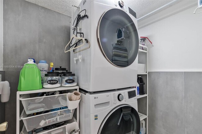 Building Photo - 9765 SW 155th Ct