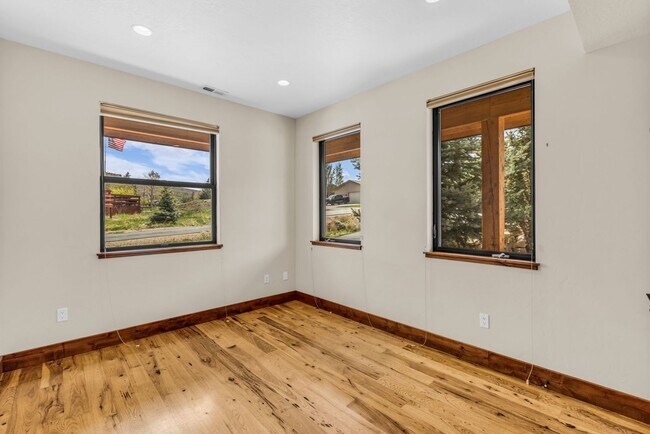 Building Photo - Stunning Mountain Retreat