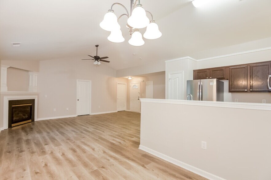 Building Photo - 6825 Chieftain Dr