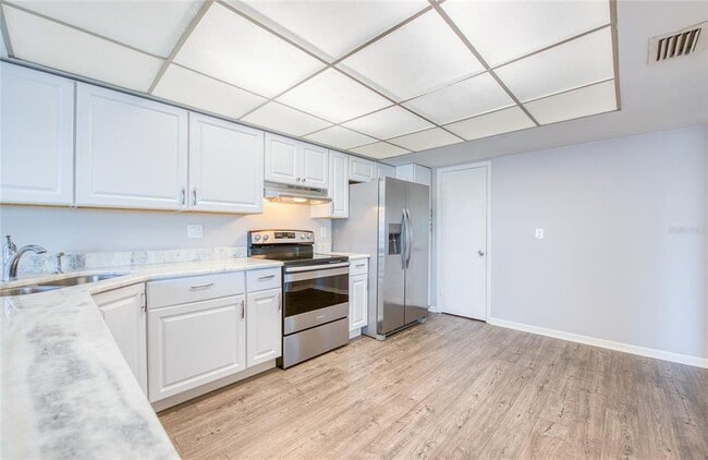 Building Photo - 225 Country Club Dr