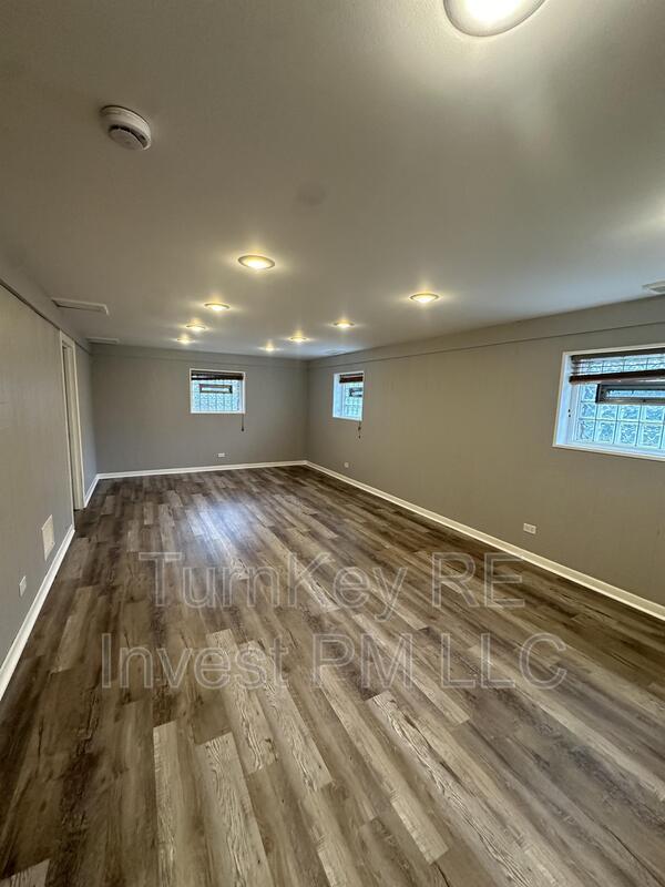 Building Photo - 923 W 187th St