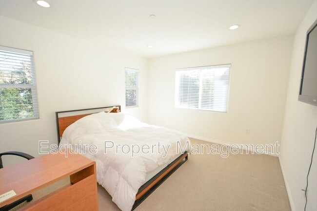 Building Photo - 328 Newbury Vista Ln