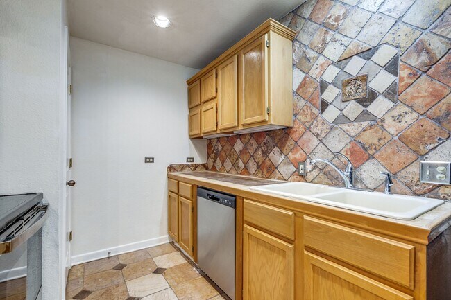 Building Photo - 1 BEDROOM BOUTIQUE APARTMENT