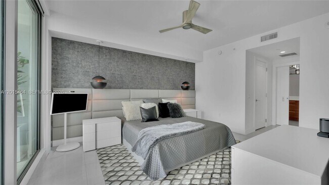 Building Photo - 100 E Las Olas Blvd