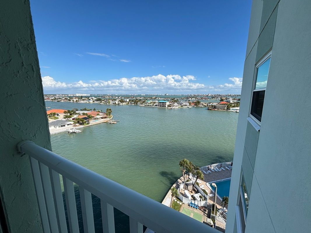 Building Photo - 420 64th Ave