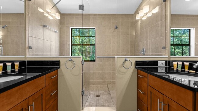 Building Photo - 14545 Damai Ln