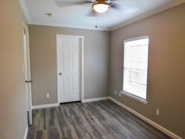 Building Photo - 155 Varsity Dr