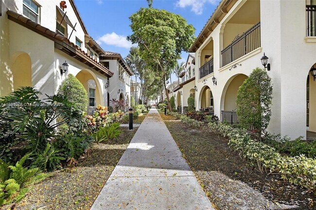 Building Photo - 2938 St Thomas Dr