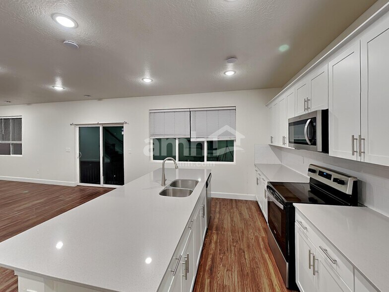 Building Photo - 4390 N Poplar St