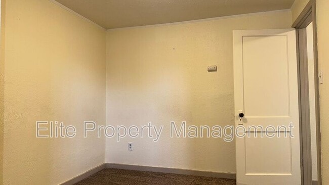 Building Photo - 2727 Santa Fe Dr