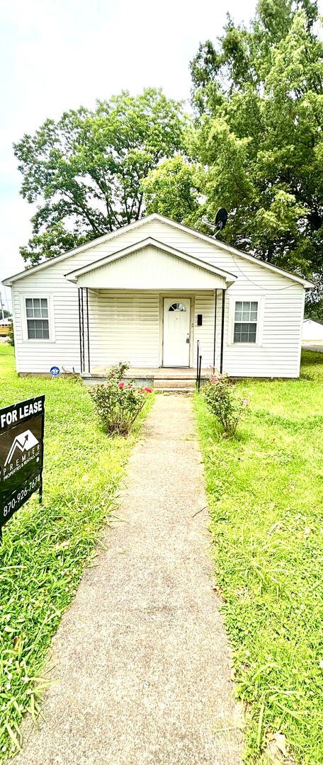 Primary Photo - 257 N Pine Ave