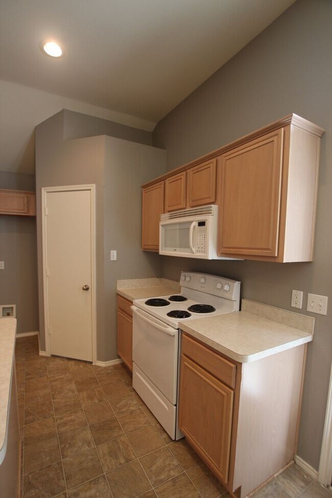 Building Photo - Beautiful 4 bedroom 2 bath home in Flint!