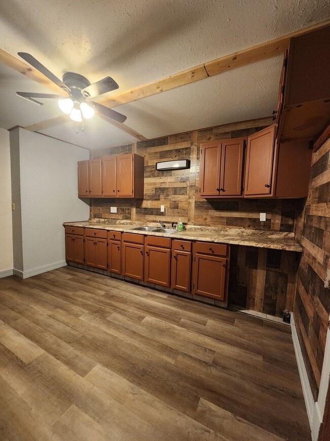 Building Photo - Three Bedroom in Alton