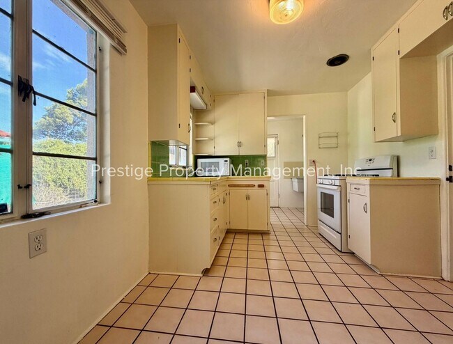 Building Photo - Spacious With Vintage Charm- 2/1 Centrally Located and Waiting For You!