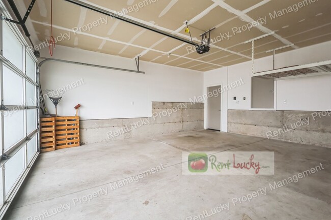 Building Photo - Immaculate and LARGE 4-Bedroom Home in Unb...