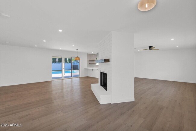 Building Photo - 501 W Seldon Ln