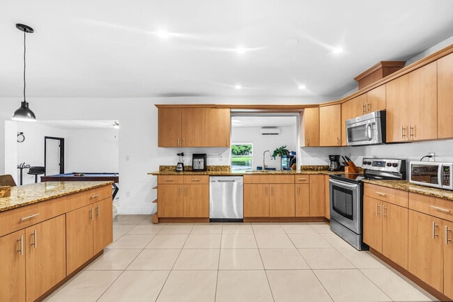 Building Photo - 18735 NE 18th Ave