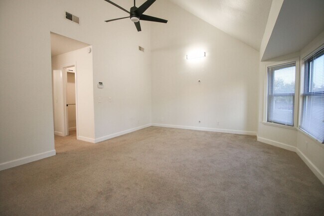 Building Photo - 2 Bedroom, 2.5 Bath Walking Distance From the Riverside Trails and Downtown!