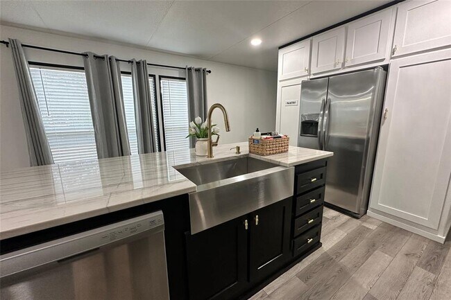 Building Photo - 1601 E Slaughter Ln