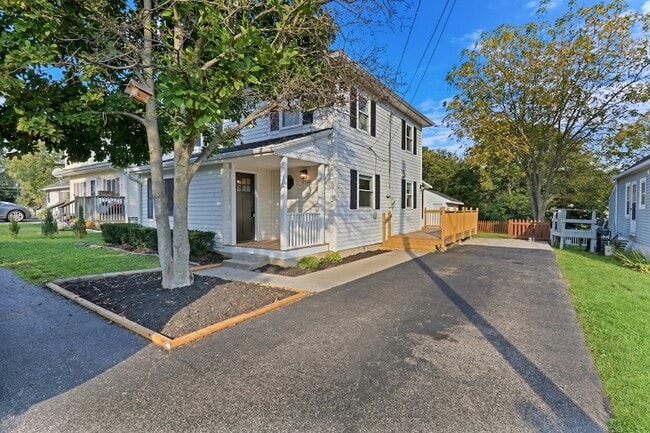 Building Photo - 27065 N Ridge St