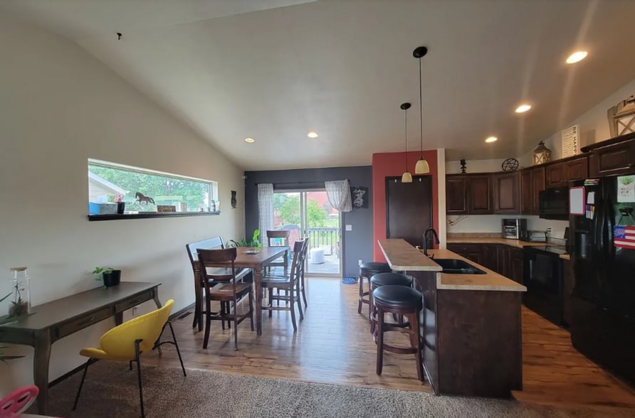 Building Photo - 8016 W Vista Park St