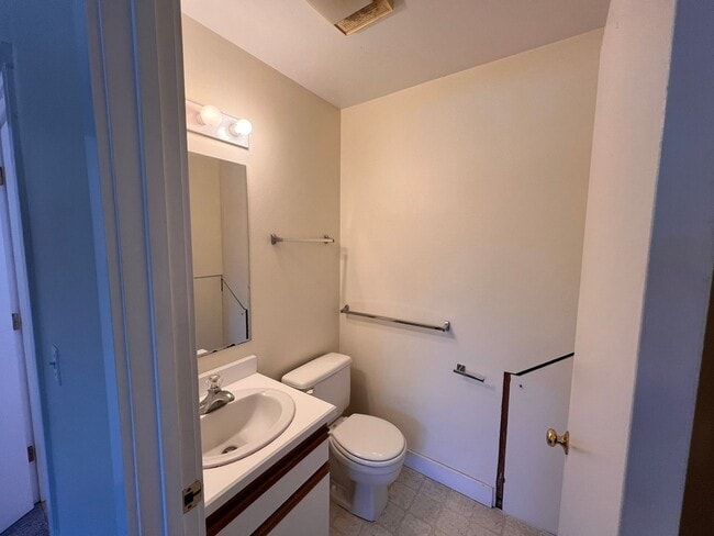 Building Photo - 2 Bedroom Duplex For Rent In Hood River