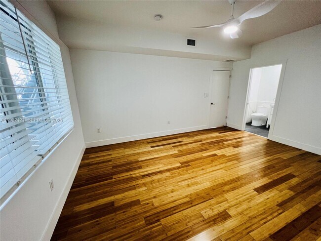 Building Photo - 960 Bay Dr