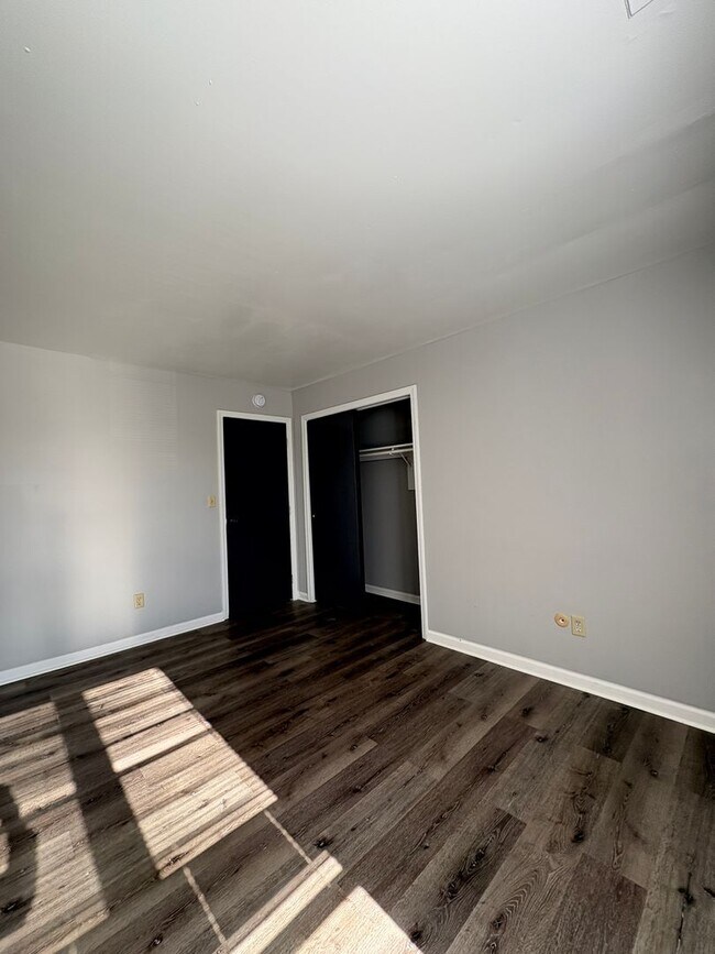 Building Photo - Remington On Rockville Living