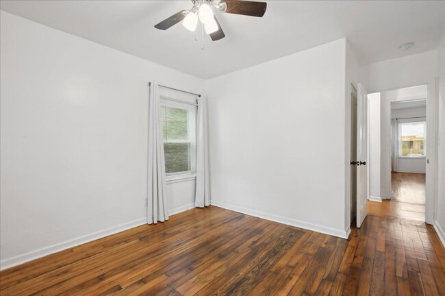 Building Photo - Cozy Duplex Unit with Fully Fenced Back Yard