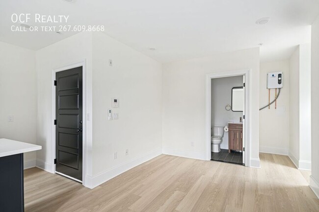 Building Photo - Modern Renovated Fairmount Studio Apartment