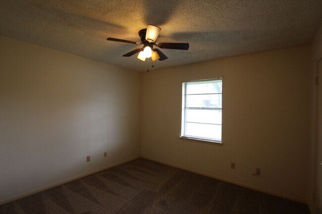 Building Photo - 12414 Cimmarron Dr