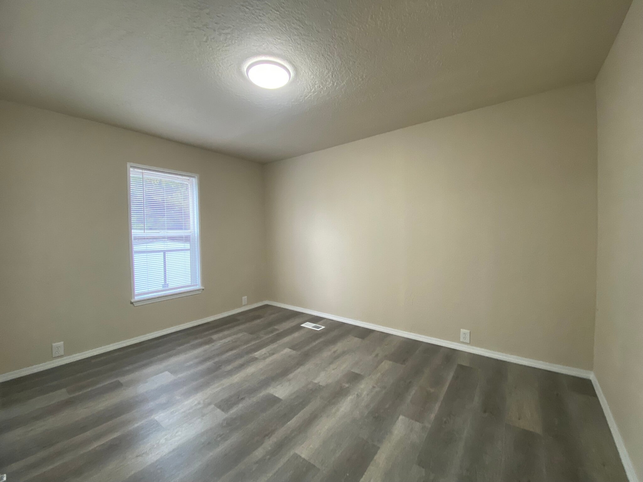 Building Photo - 2099 W Plymouth Cir