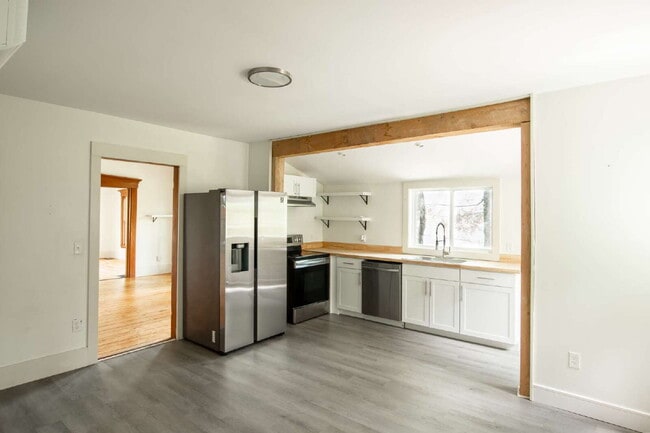 Building Photo - Walk to Downtown Norway from This Bright, Beautifully Renovated First-Floor Apartment