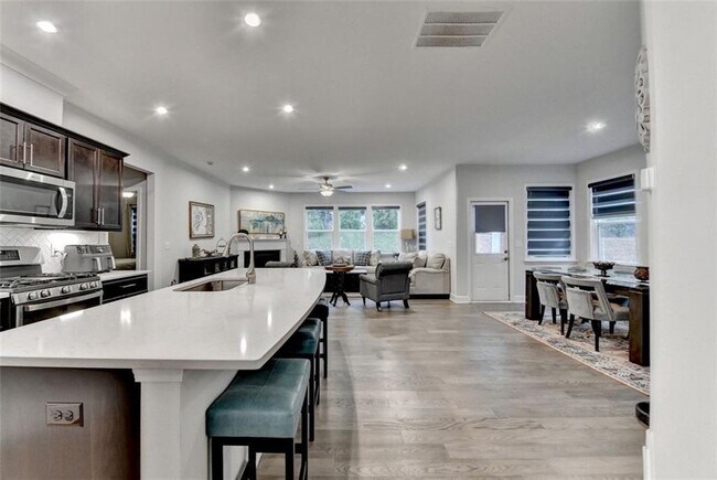 Building Photo - 811 Pineberry Ct