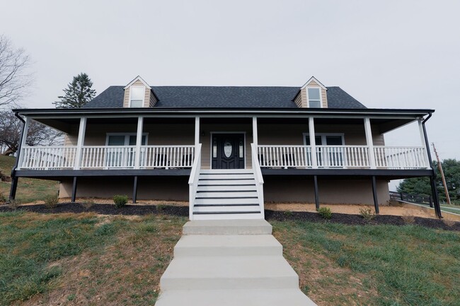 Building Photo - Beautiful Home Located in Blacksburg