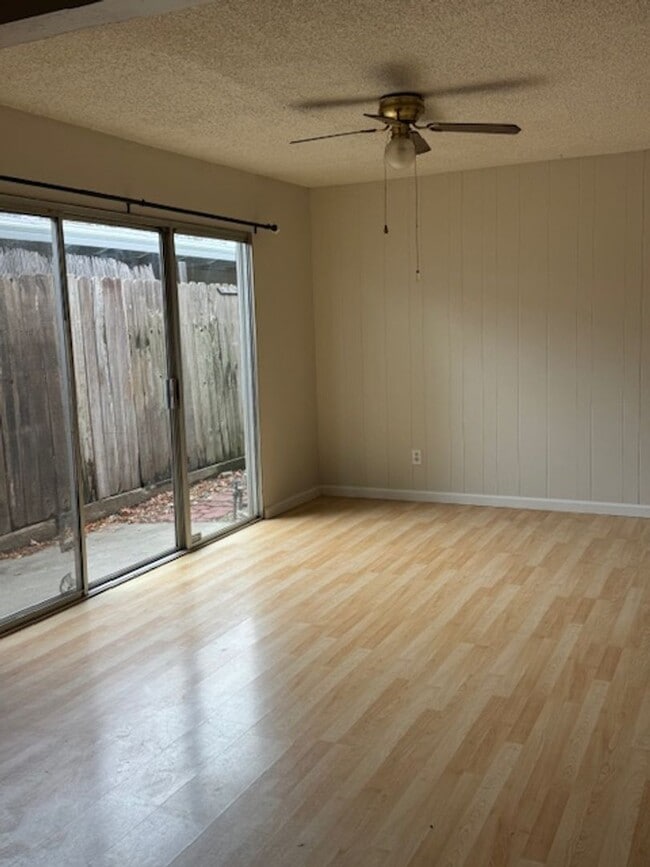 Building Photo - Great 2bd/1bth in Sacramento