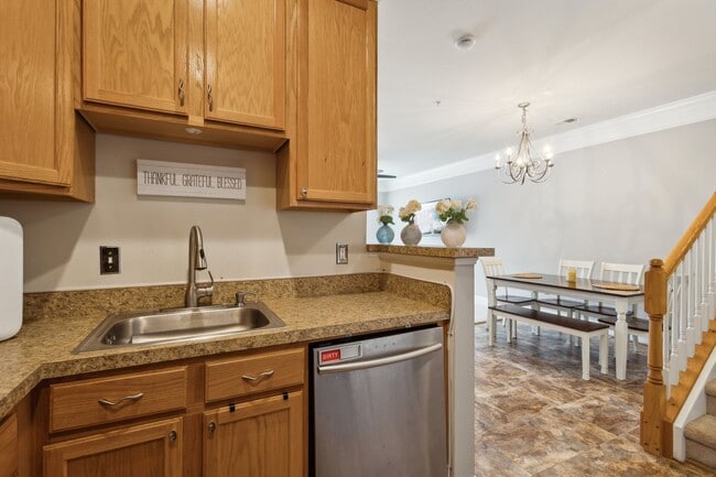 Building Photo - Stunning 2 bed 2.5 bath 2-story condo/townhome