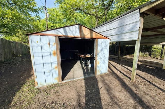 Building Photo - 727 W Day St