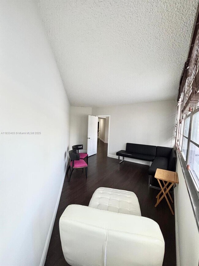 Building Photo - 801 Brickell Bay Dr