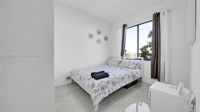 Building Photo - 417 NW 13 Ct