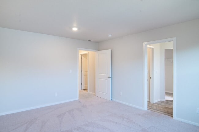 Building Photo - Beautiful newer construction 4 bed, 2.5 ba...