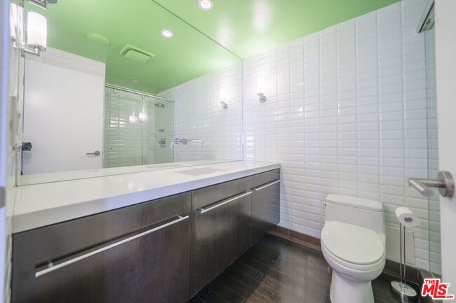 Building Photo - 800 W 1st St