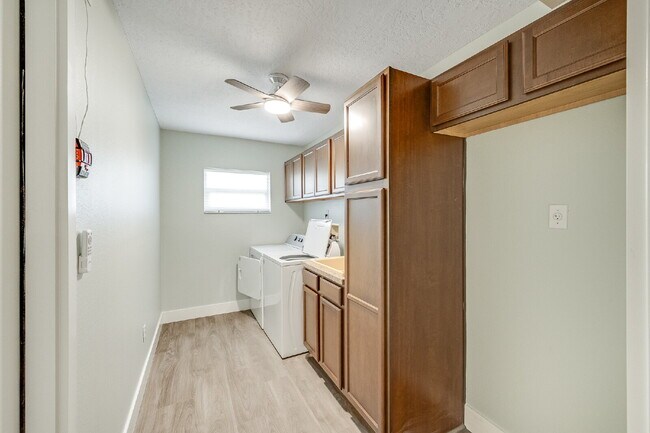Building Photo - 4 bedroom, 2 bathroom Beachside, Pool Home!