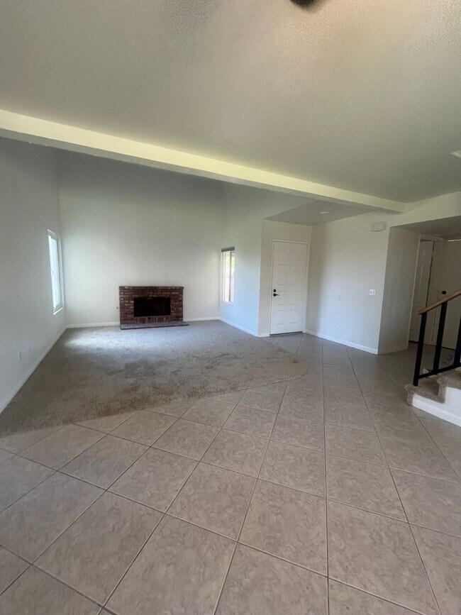 Building Photo - 613 Santa Paula St