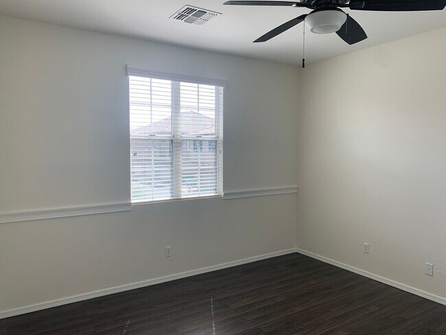 Building Photo - Beautiful 3 bedroom 2 bath condo in Power ...