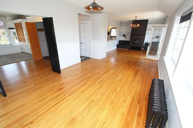 Building Photo - CHARMING 3 BEDROOM TUDOR REVIVAL APARTMENT W/ PUGET SOUND VIEWS