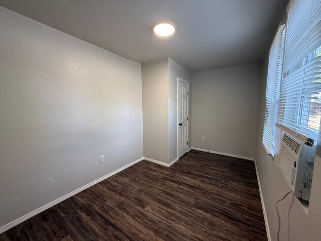 Building Photo - 1612 N Villa Ave