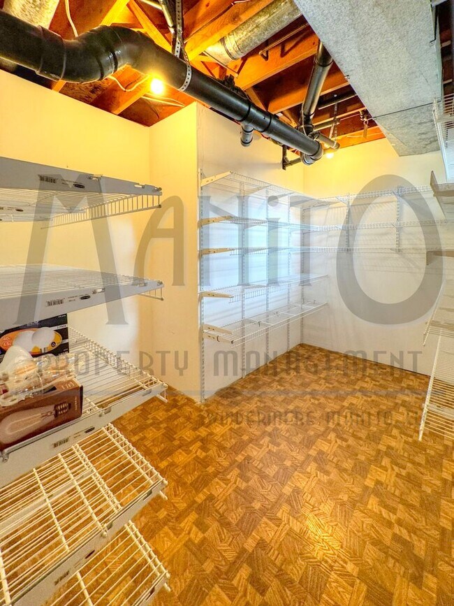 Building Photo - Entertainers Dream Home