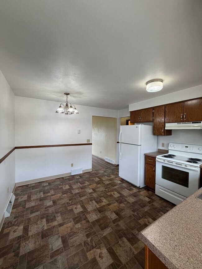 Building Photo - Midpark Duplex